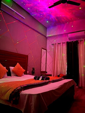 Bedroom in 1 BHK Apartment at Paramount Golfforeste, Zeta I Greater Noida – for Rent