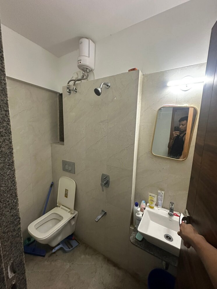 Bathroom, kandivali west Pg For Boys In Kandivali West 9604071
