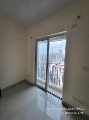 Room in 1 BHK Apartment at The Wadhwa Solitaire, Kolshet Road – for Rent