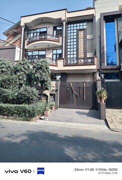 6+ BHK + Servant Room Independent House For Sale in RWA Apartments Sector 52