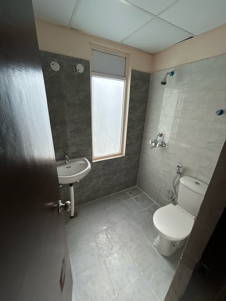 Bathroom, amrapali-dream-valley 2 Bedroom 805 Sq.Ft. Apartment In Amrapali Dream Valley Greater Noida 9604415