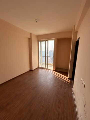 Room in 2 BHK Apartment at Amrapali Dream Valley, Amrapali Dream Valley – for Sale