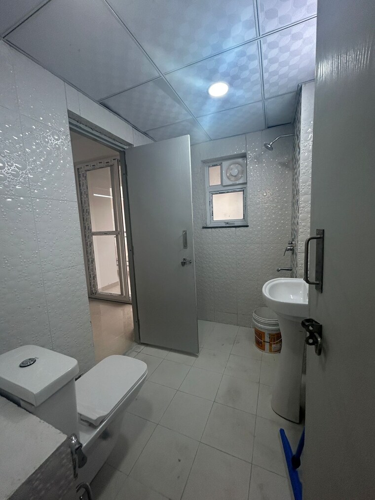 Bathroom, sector 19b dwarka 3 Bedroom 1850 Sq.Ft. Apartment In Sector 19b Dwarka Delhi 9604430