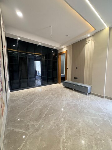 Room in 4 BHK Builder Floor at Parklands, Sector 85 – for Sale