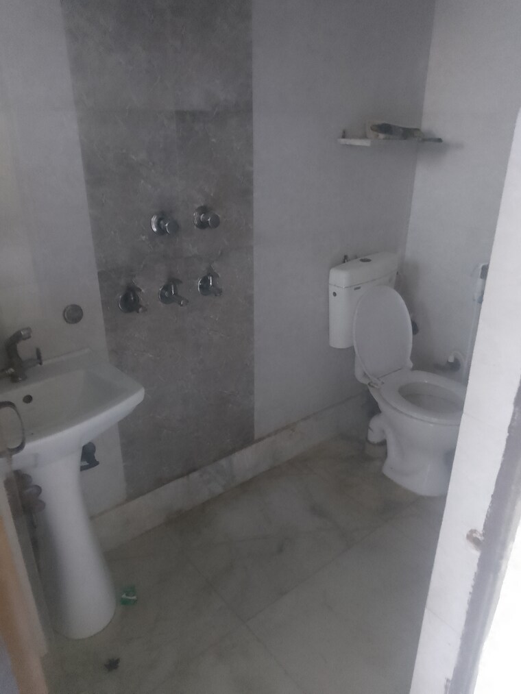 Bathroom, dwarka 3 Bedroom 1300 Sq.Ft. Apartment In Dwarka Delhi 9604563