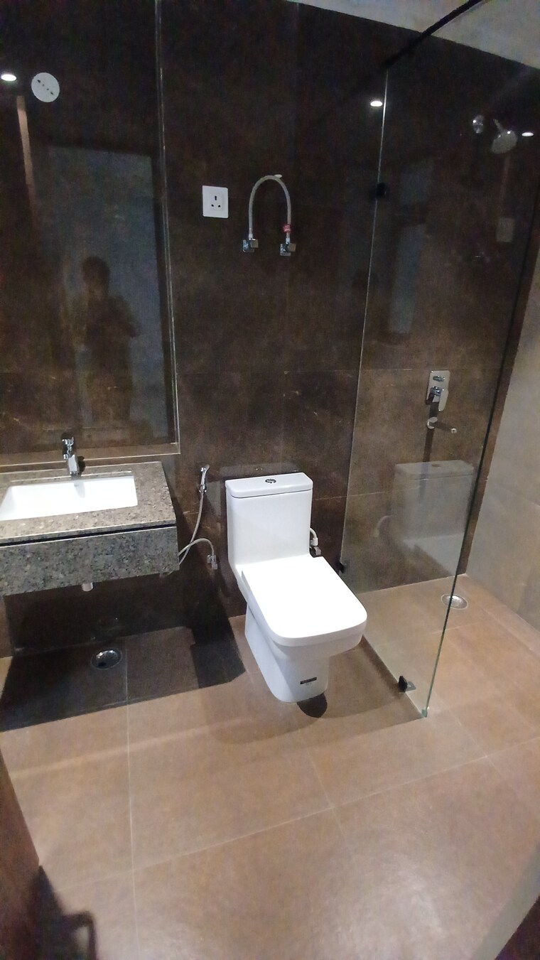 Attached Bathroom, oro-constella 4 Bedroom 2485 Sq.Ft. Penthouse In Sushant Golf City Lucknow 9604576