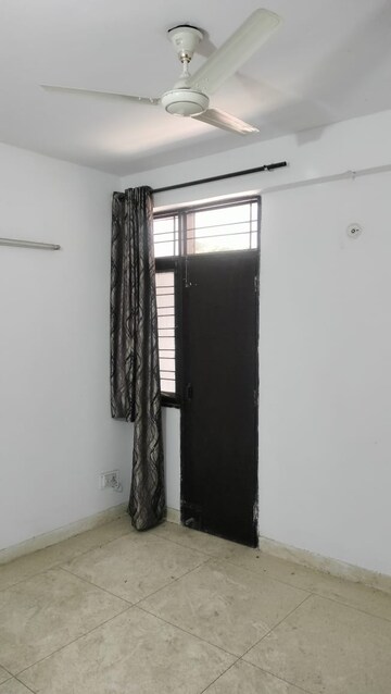 Room in 4 BHK Apartment at Sector 5 Dwarka – for Rent