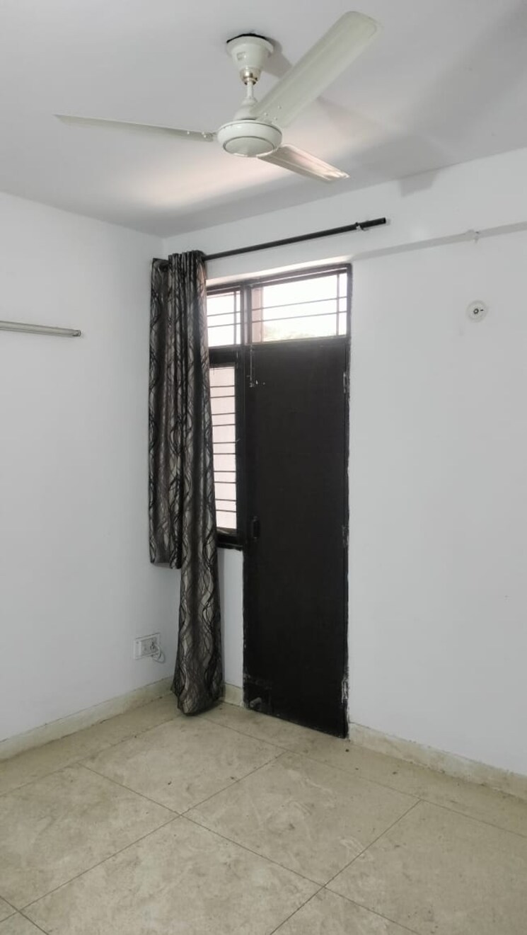 Room, sector 5 dwarka 4 Bedroom 2000 Sq.Ft. Apartment In Sector 5 Dwarka Delhi 9604569