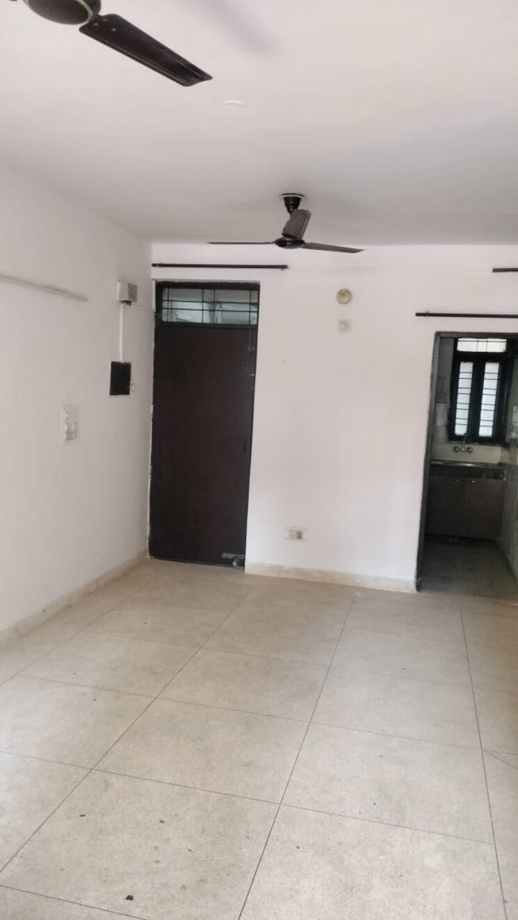 Room, sector 5 dwarka 4 Bedroom 2000 Sq.Ft. Apartment In Sector 5 Dwarka Delhi 9604569