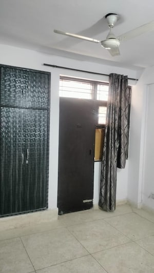 Room in 4 BHK Apartment at Sector 5 Dwarka – for Rent