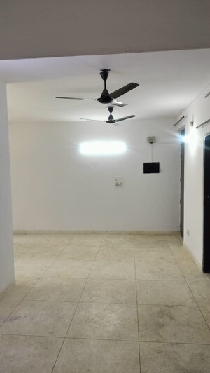 Room in 4 BHK Apartment at Sector 5 Dwarka – for Rent