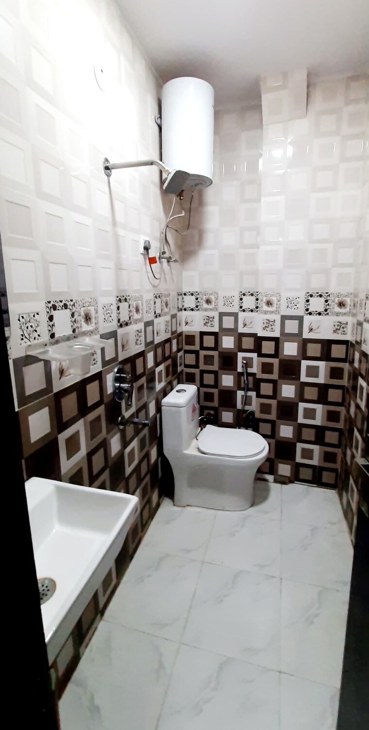 Bathroom, sector 7 dwarka 2 Bedroom 800 Sq.Ft. Builder Floor In Sector 7 Dwarka Delhi 9604618