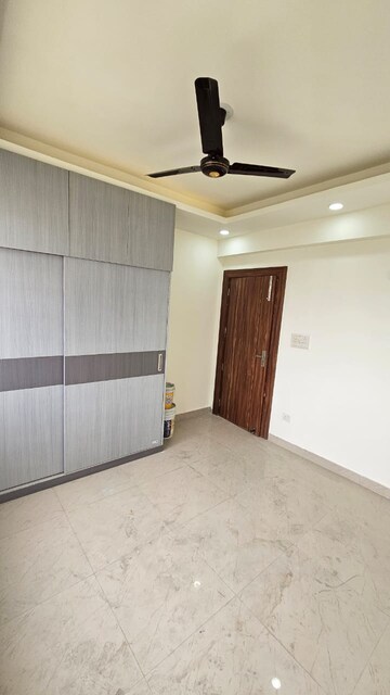 Room in 3 BHK Apartment at ERA Redwood Residency, Sector 78 – for Rent
