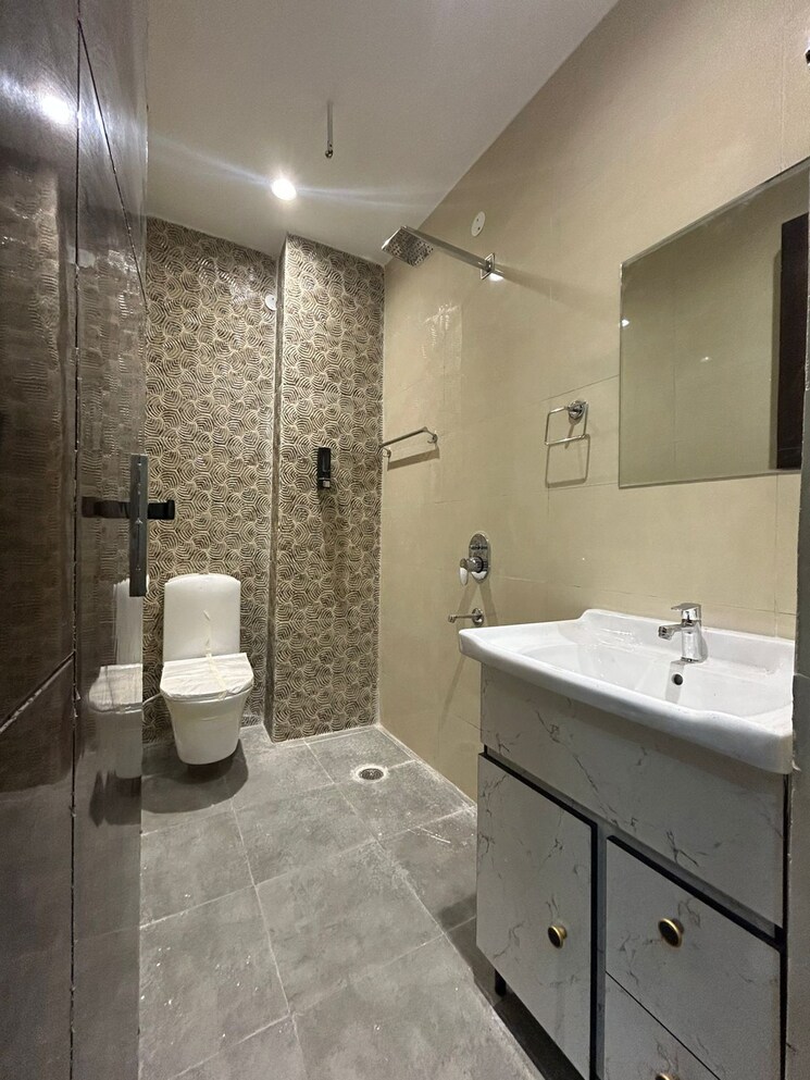 Bathroom, vip road 3 Bedroom 130 Sq.Yd. Apartment In Vip Road Zirakpur 9604634