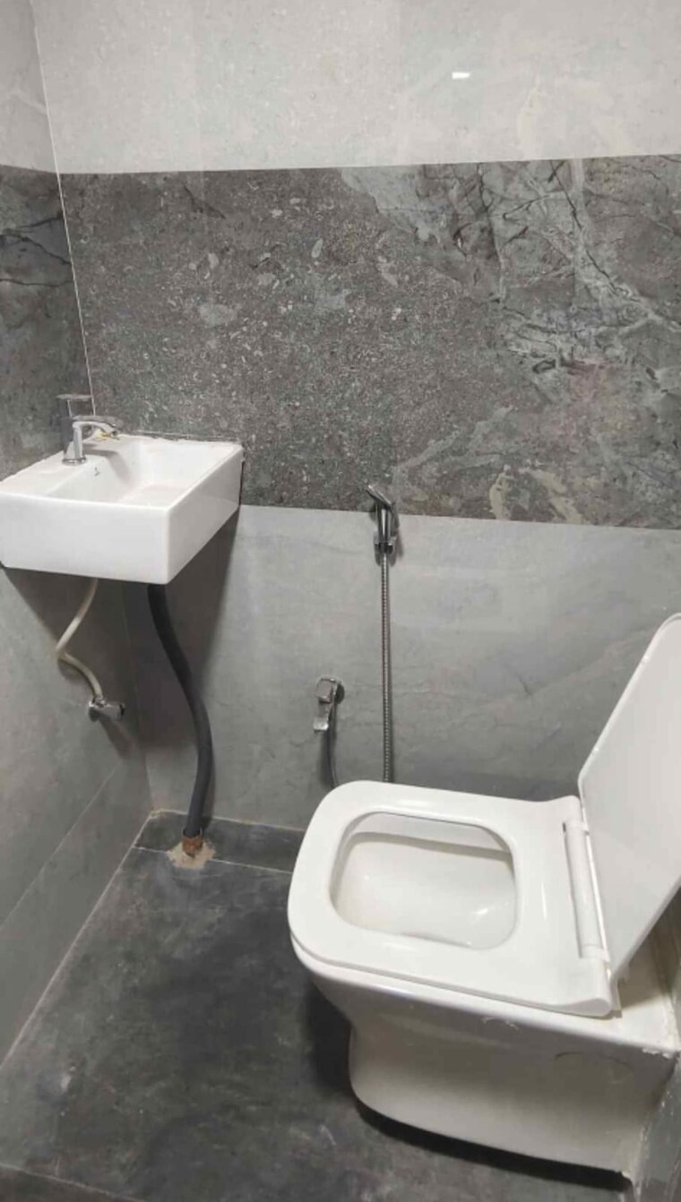 Bathroom, rosa-manhattan 3 Bedroom 912 Sq.Ft. Apartment In Ghodbunder Road Thane 9604655