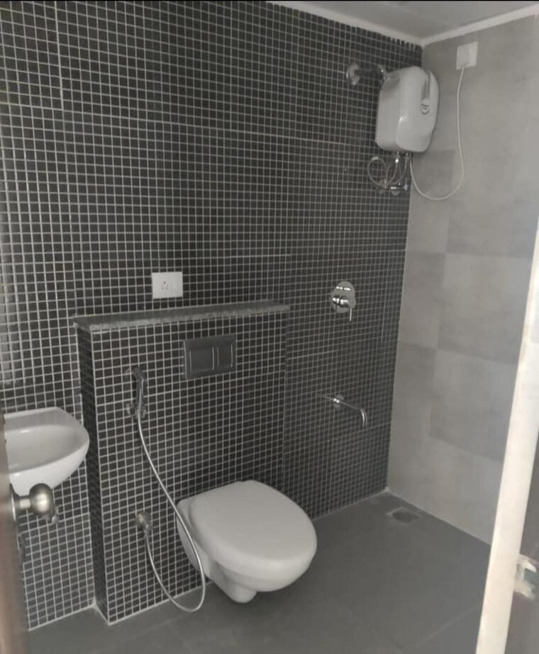 Bathroom, rosa-manhattan 3 Bedroom 912 Sq.Ft. Apartment In Ghodbunder Road Thane 9604655