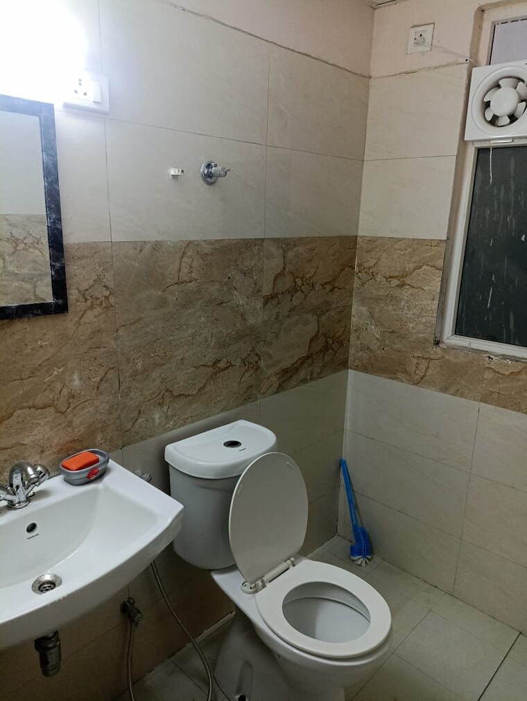 Bathroom, amrapali-dream-valley 2.5 Bedroom 920 Sq.Ft. Apartment In Tech Zone 4 Greater Noida Greater Noida 9604740