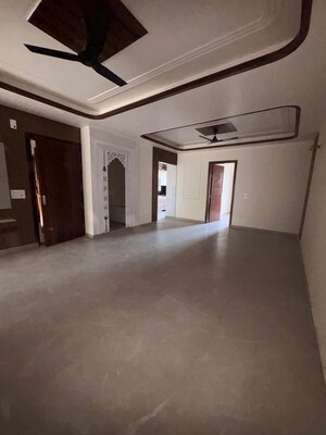 Room in 3 BHK Builder Floor at RPS Palm Drive, Sector 88 – for Sale