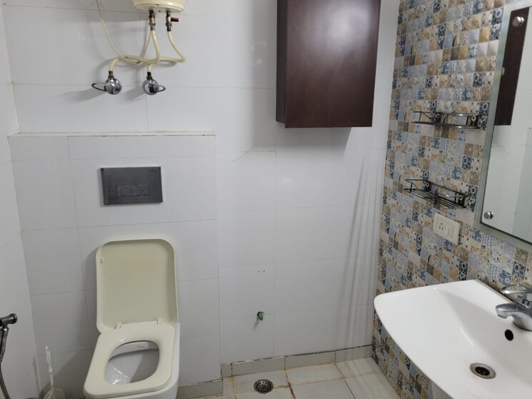 Bathroom, sector 12 dwarka 4 Bedroom 2000 Sq.Ft. Apartment In Sector 12 Dwarka Delhi 9604835