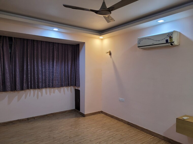 Room, sector 12 dwarka 4 Bedroom 2000 Sq.Ft. Apartment In Sector 12 Dwarka Delhi 9604835