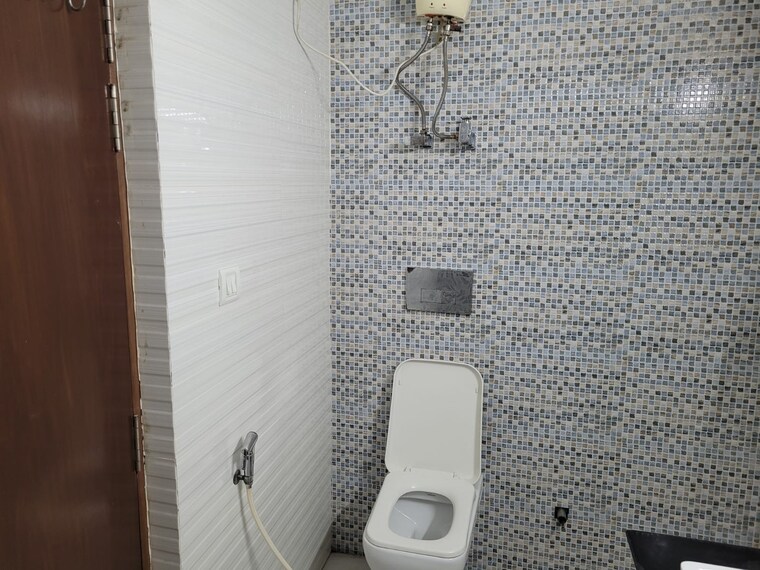 Bathroom, sector 12 dwarka 4 Bedroom 2000 Sq.Ft. Apartment In Sector 12 Dwarka Delhi 9604835