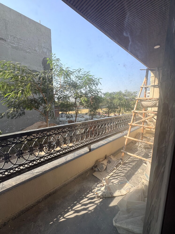 Balcony, parklands 4 Bedroom 2250 Sq.Ft. Builder Floor In Sector 85 Faridabad 9604892