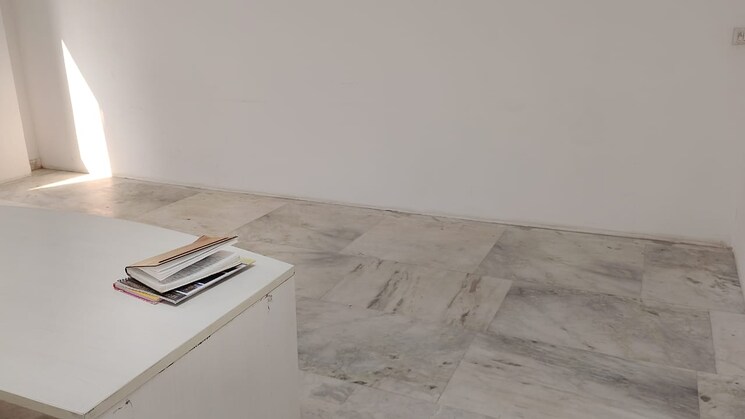 Room, sector 63 Commercial Office Space in IT/SEZ 450 Sq.Ft. In Sector 63 Noida 9604858