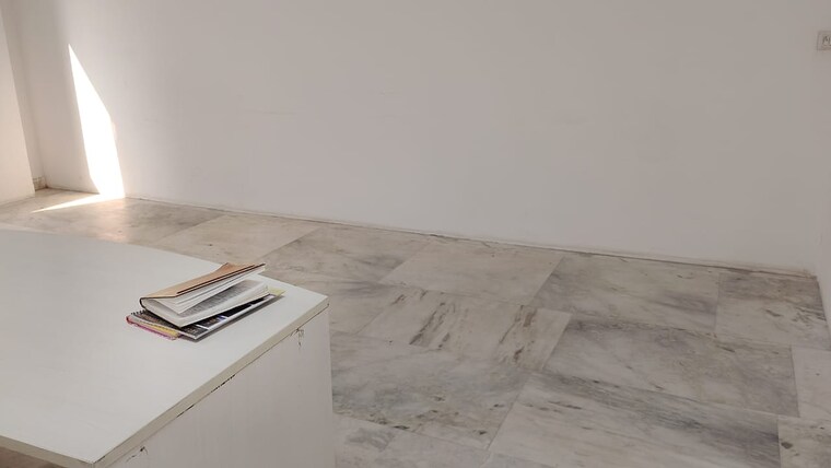 Room, sector 63 Commercial Office Space in IT/SEZ 450 Sq.Ft. In Sector 63 Noida 9604858