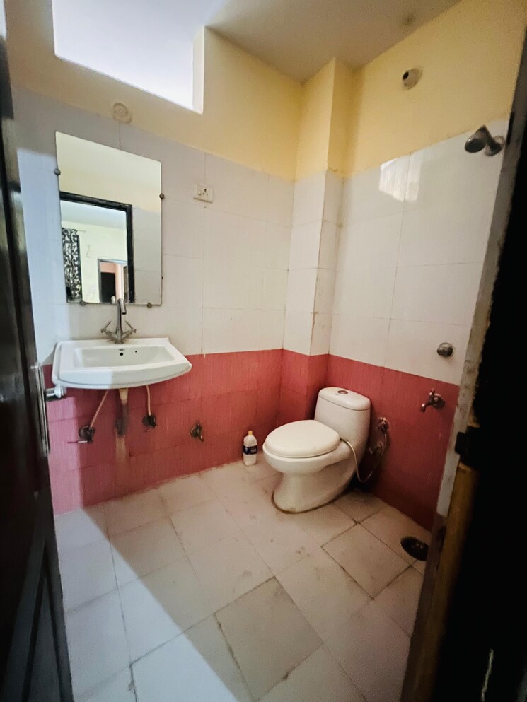 Bathroom, sector 39 2 Bedroom 1000 Sq.Ft. Builder Floor In Sector 39 Gurgaon 9605045