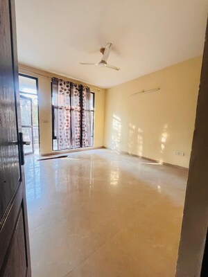 Room in 2 BHK Builder Floor at Sector 39 – for Rent