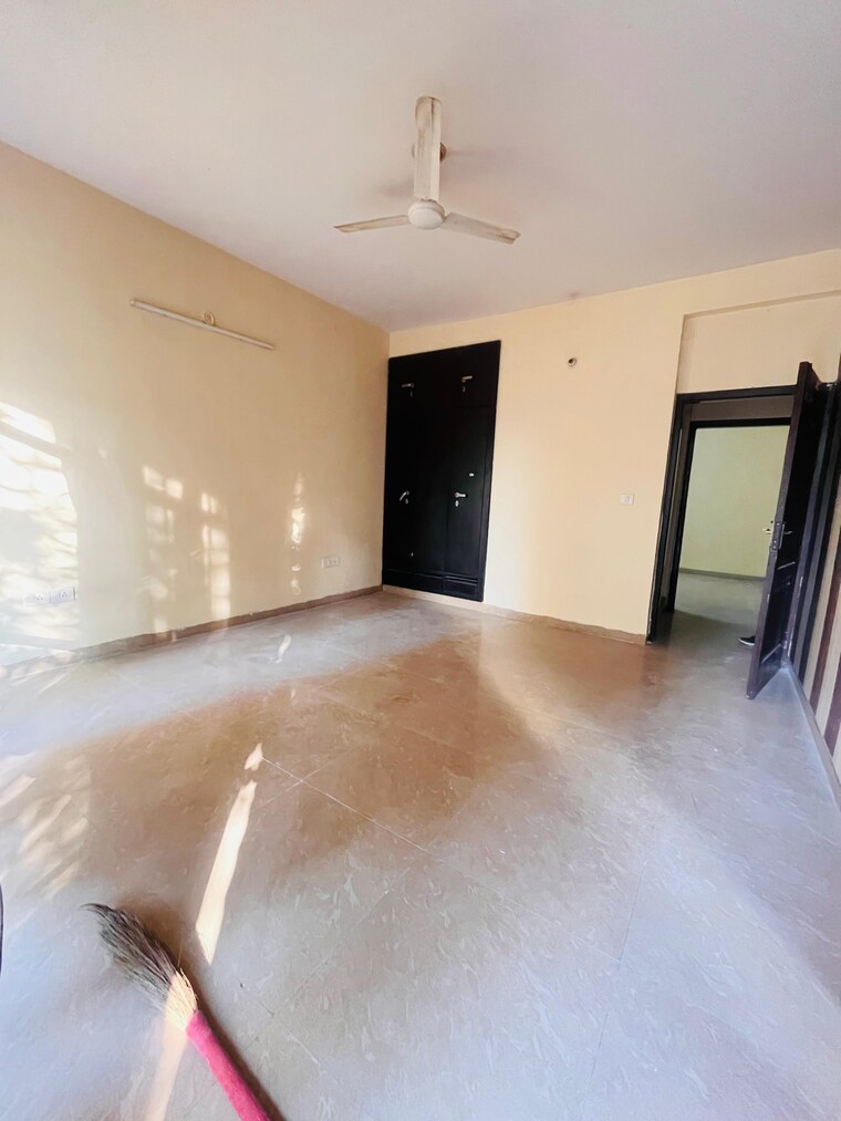 Room, sector 39 2 Bedroom 1000 Sq.Ft. Builder Floor In Sector 39 Gurgaon 9605045