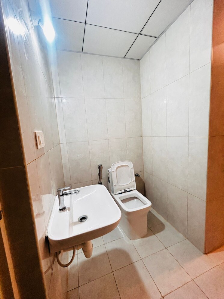 Bathroom, ds-max-sahara 3 Bedroom 2000 Sq.Ft. Apartment In Hosa Road Bangalore 9605060