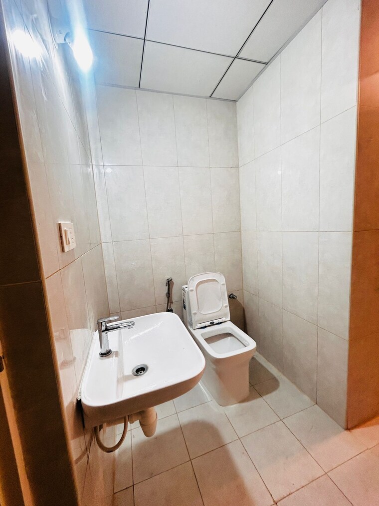 Bathroom, ds-max-sahara 3 Bedroom 2000 Sq.Ft. Apartment In Hosa Road Bangalore 9605060
