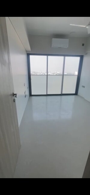 Room in 3 BHK Apartment at Rustomjee Paramount, Khar West – for Rent