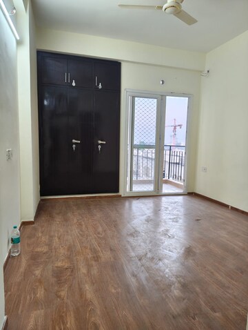 Room in 2 BHK Apartment at Amrapali Dream Valley, Tech Zone 4 Greater Noida – for Rent