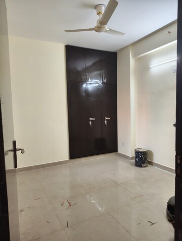 Room in 2 BHK Apartment at Amrapali Dream Valley, Tech Zone 4 Greater Noida – for Rent