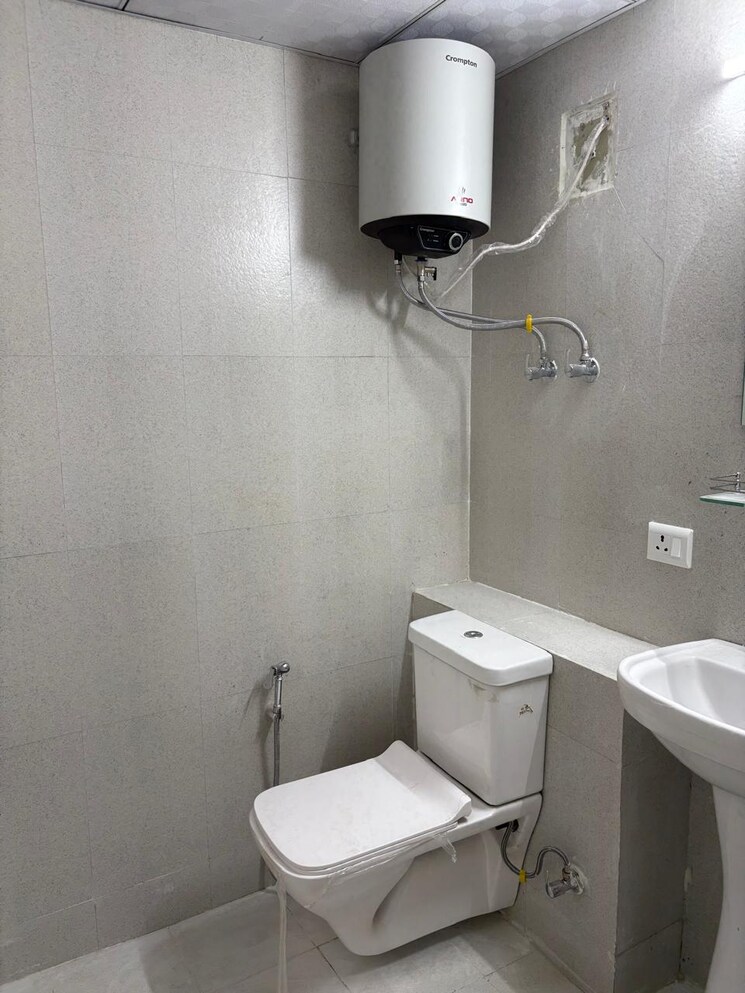 Bathroom, sector 13 dwarka 3 Bedroom 1600 Sq.Ft. Apartment In Sector 13 Dwarka Delhi 9605151
