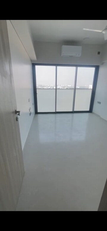 Room in 3 BHK Apartment at Rustomjee Paramount, Khar West – for Rent