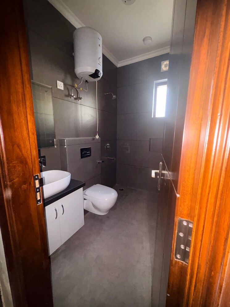 Bathroom, bptp-district-3 3 Bedroom 1620 Sq.Ft. Builder Floor In Sector 85 Faridabad 9605219