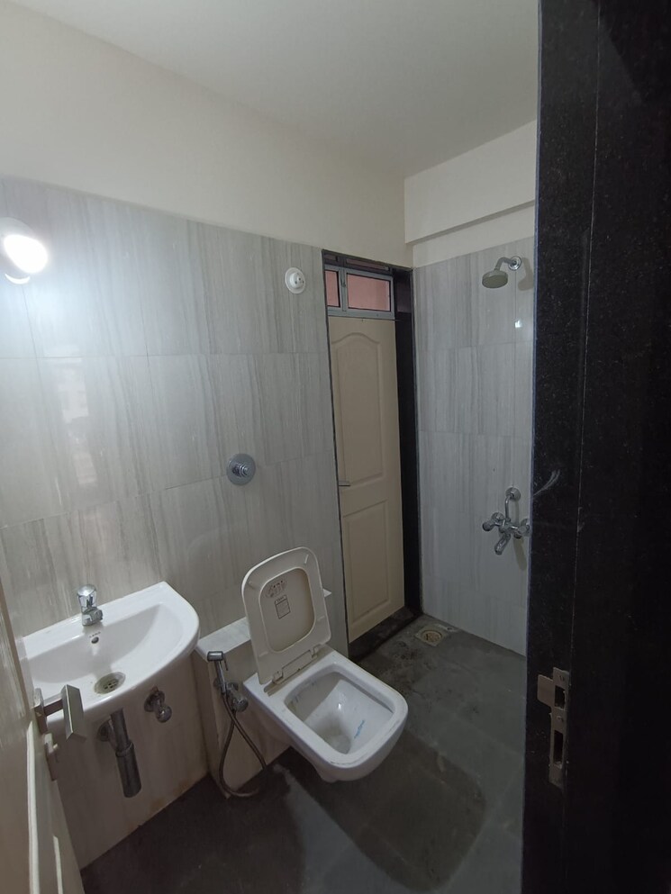 Bathroom, hiranandani-estate-crown 1 Bedroom 400 Sq.Ft. Apartment In Ghodbunder Road Thane 9605244