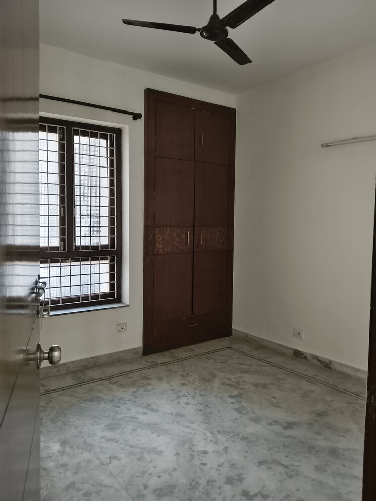 Room, rwa-apartments-sector-122 2 Bedroom 112 Sq.Mt. Villa In Sector 122 Noida 9605360
