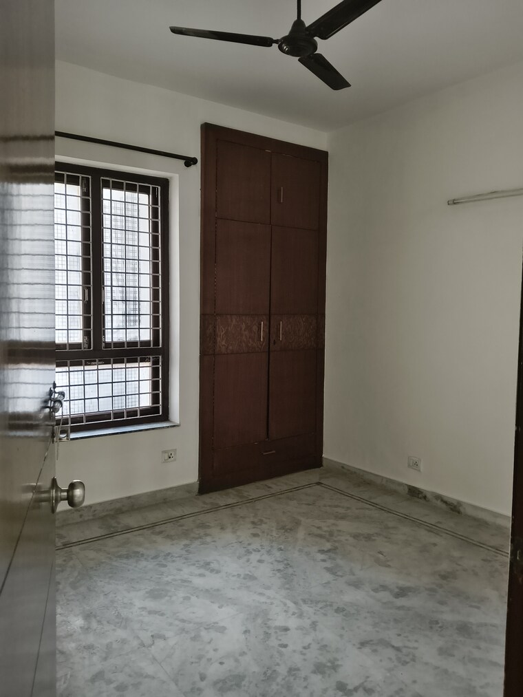 Room, rwa-apartments-sector-122 2 Bedroom 112 Sq.Mt. Villa In Sector 122 Noida 9605360
