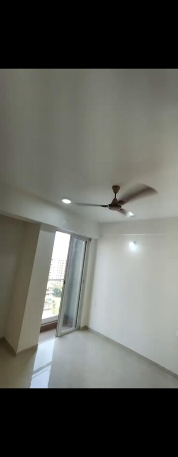 Room in 3.5 BHK Apartment at Indiabulls One Indiabulls, Pokhran Road No Two – for Rent