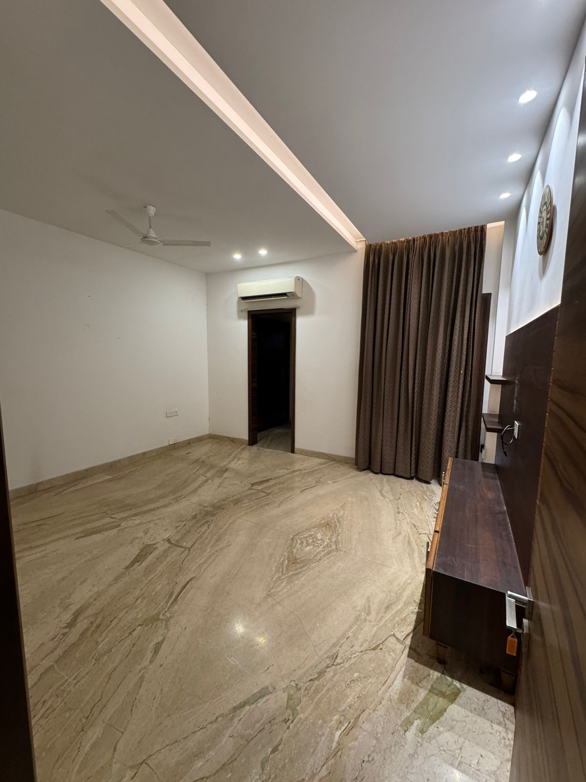 5 BHK + Servant Room Independent House For Rent in Sector 4