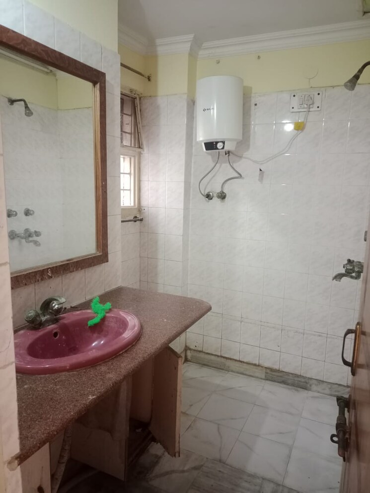 Bathroom, uttam nagar 2 Bedroom 75 Sq.Yd. Builder Floor In Uttam Nagar Delhi 9605498