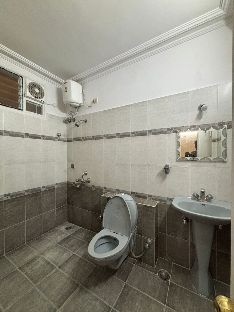Bathroom, chattarpur 2 Bedroom 855 Sq.Ft. Builder Floor In Chattarpur Delhi 9605497