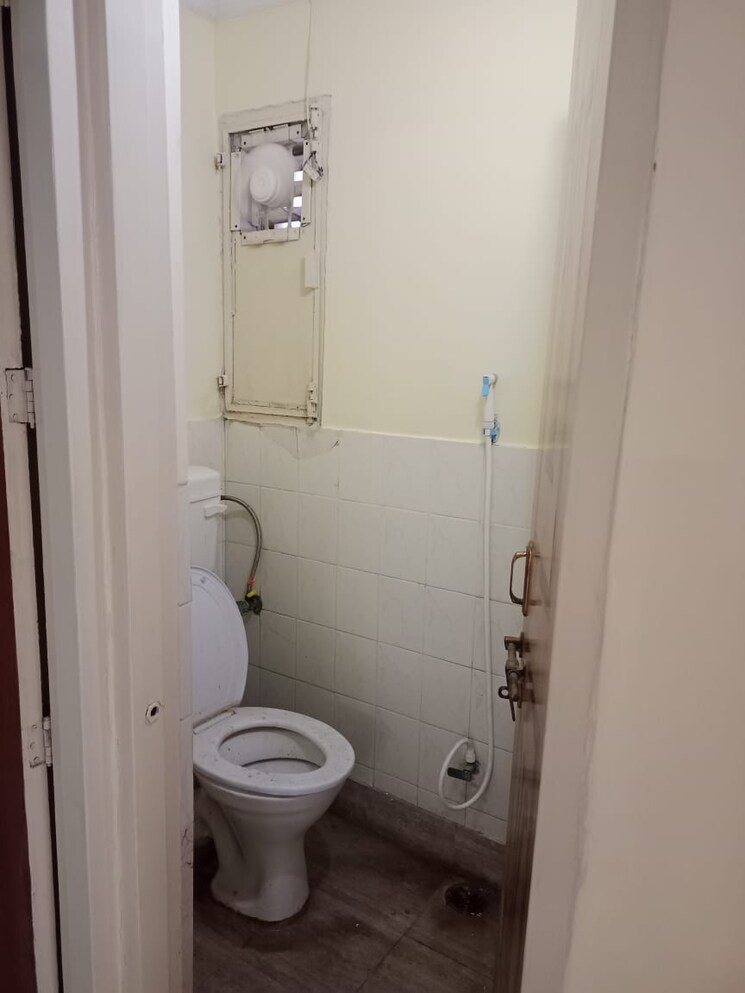 Bathroom, uttam nagar 2.5 Bedroom 77 Sq.Yd. Builder Floor In Uttam Nagar Delhi 9605688