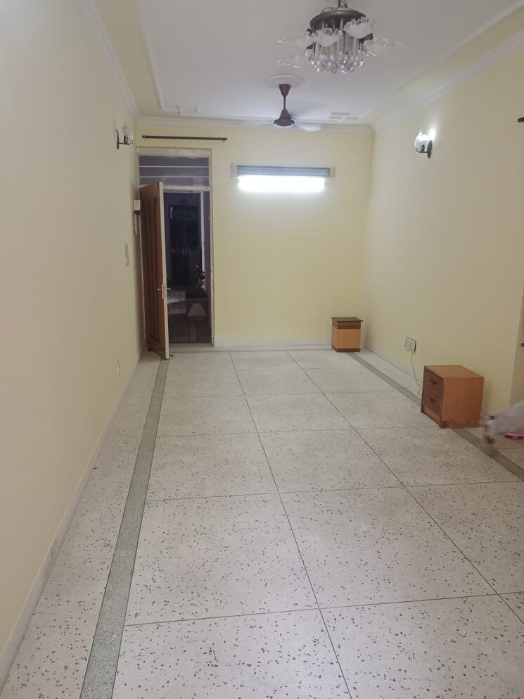 Room, uttam nagar 2.5 Bedroom 77 Sq.Yd. Builder Floor In Uttam Nagar Delhi 9605688