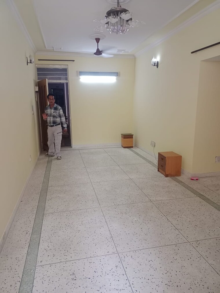 Room, uttam nagar 2.5 Bedroom 78 Sq.Yd. Builder Floor In Uttam Nagar Delhi 9605774