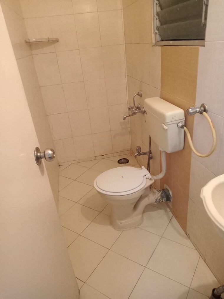 Bathroom, united-marvel 3 Bedroom 1200 Sq.Ft. Apartment In Viman Nagar Pune 9605664